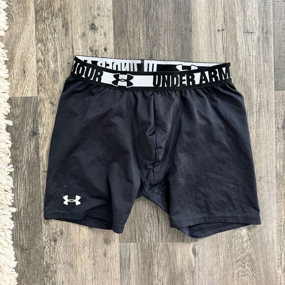 BOYS UNDER ARMOUR UNDER SHORTS SIZE LARGE - Picture 1 of 2